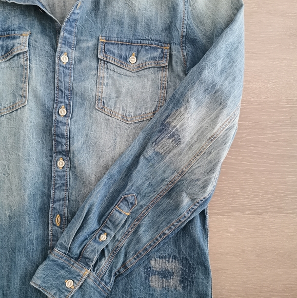 💜SALE 2/$50💜 GUESS Denim Button Down Shirt - Picture 3 of 6